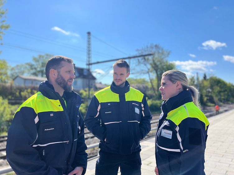 Präventionsteam der DB Sicherheit im Gespräch am Bahnhof