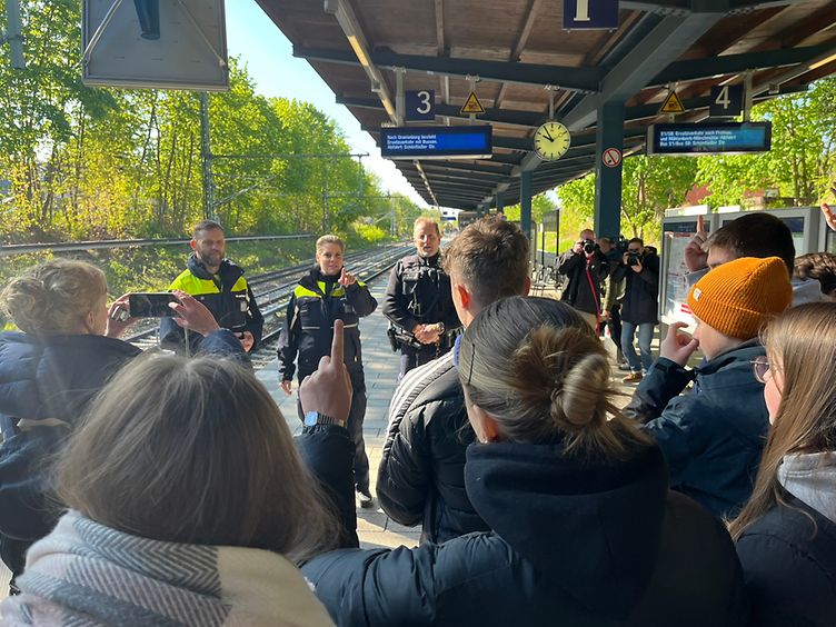 Präventionskollegen beantworten Fragen der Schüler und Schülerinnen am Bahnhof Hohen Neuendorf