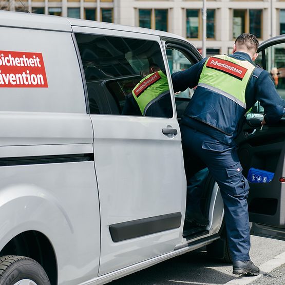 Mann steigt aus Lieferwagen der DB Sicherheit