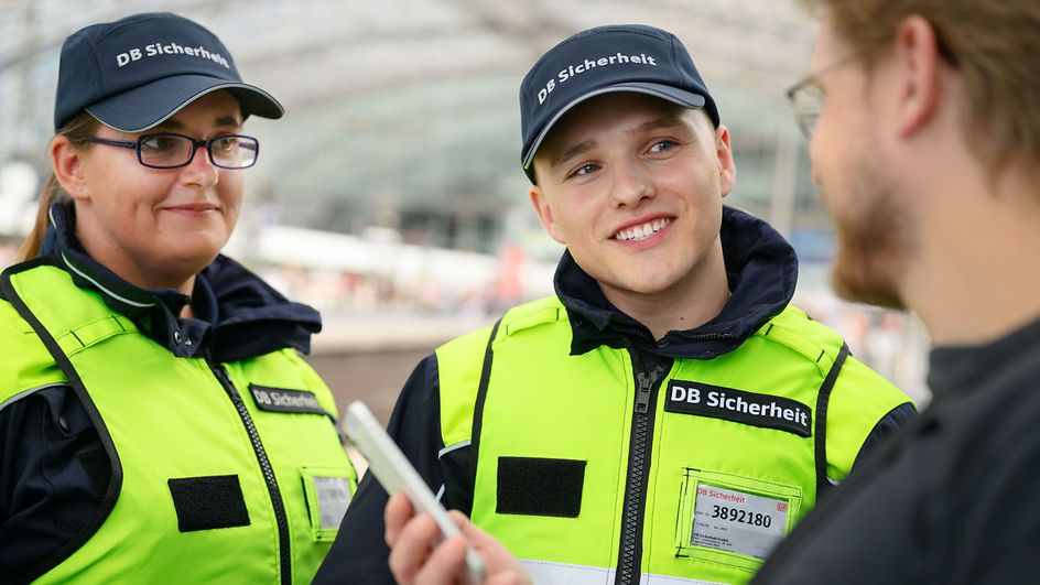 Sicherheits-_und_Ordnungsdienst_mit_Reisenden_1_Max_Lautenschläger_1500x1000px_bis_31.12.2099