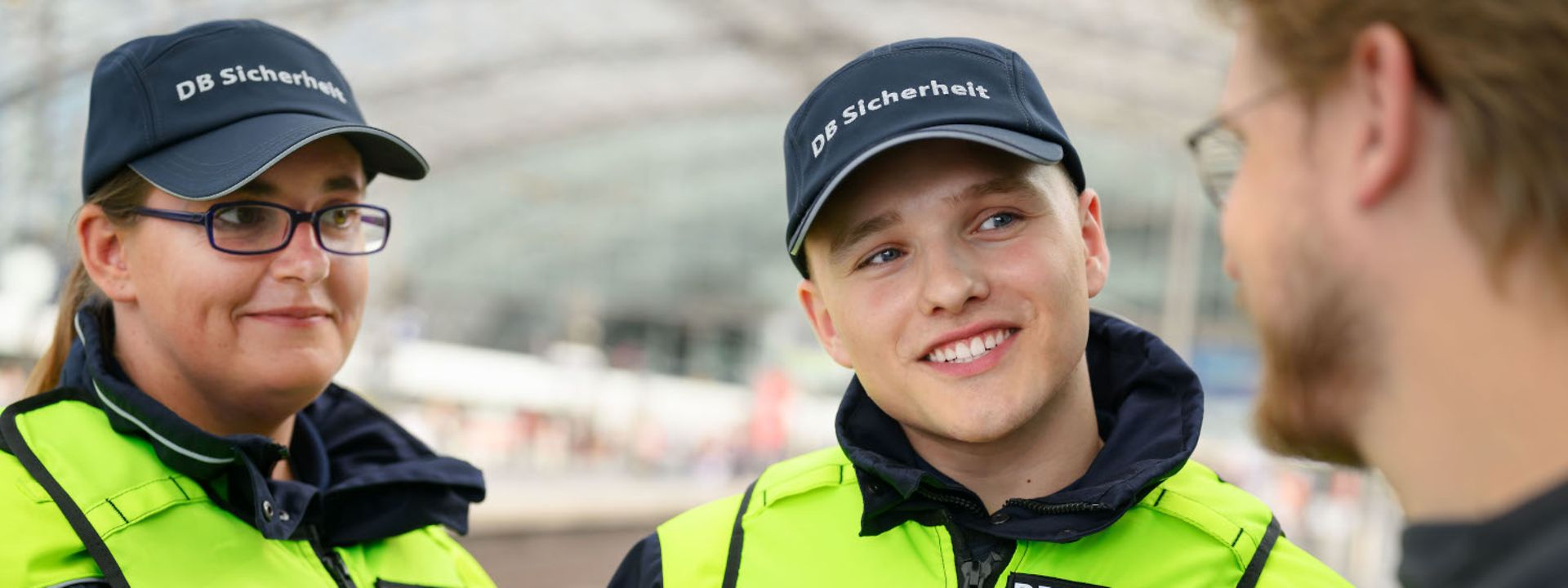 Sicherheits-_und_Ordnungsdienst_mit_Reisenden_1_Max_Lautenschläger_1500x1000px_bis_31.12.2099