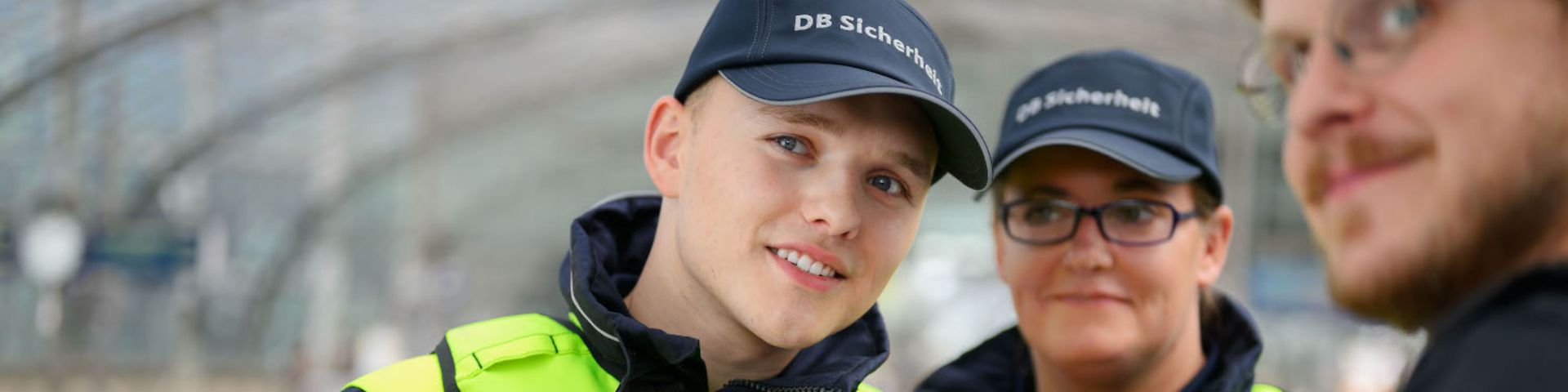 Sicherheits-_und_Ordnungsdienst_mit_Reisenden_2_Max_Lautenschläger_1500x1000px_bis_31.12.2099